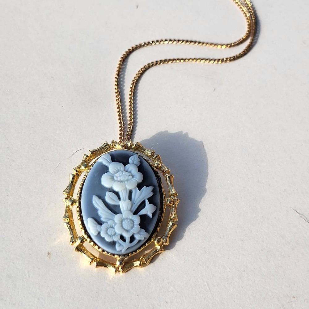 Vintage Gold Tone Faux Blue Cameo Floral Brooch Pendant Necklace Blue White - Picture 9 of 10